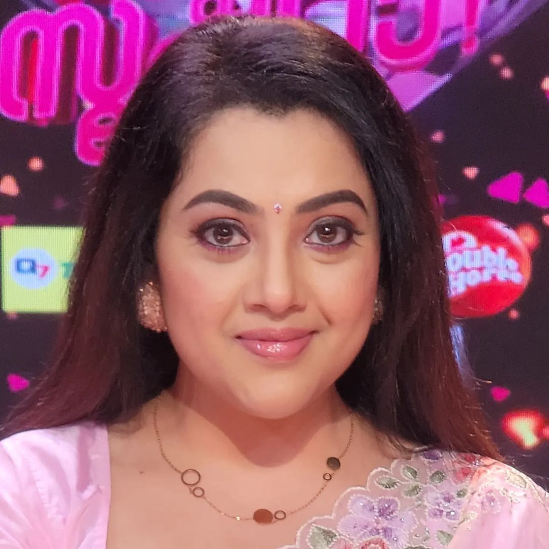 Tamil Actress Meena Images in Pink Saree